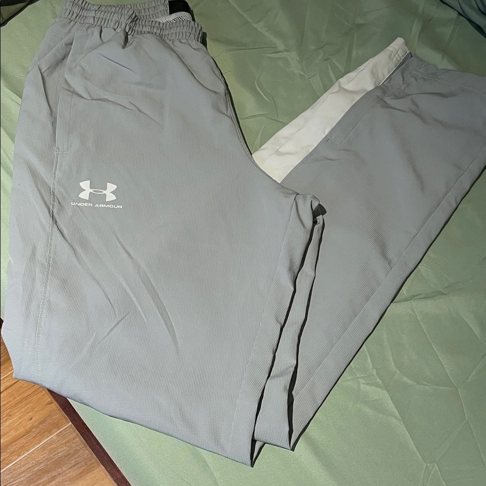 NEW Men’s Under Armour Light Gray Windpants size small